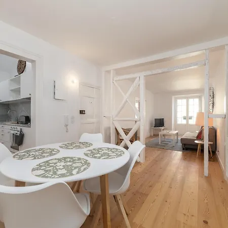 Unique 2 Bdr In The Heart Of Lägenhet *