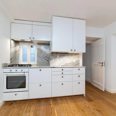 Unique 2 Bdr In The Heart Of Apartment *