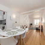 Unique 2 Bdr In The Heart Of Apartman *