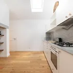 Unique 2 Bdr In The Heart Of Apartman *