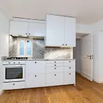 Unique 2 Bdr In The Heart Of Apartman *
